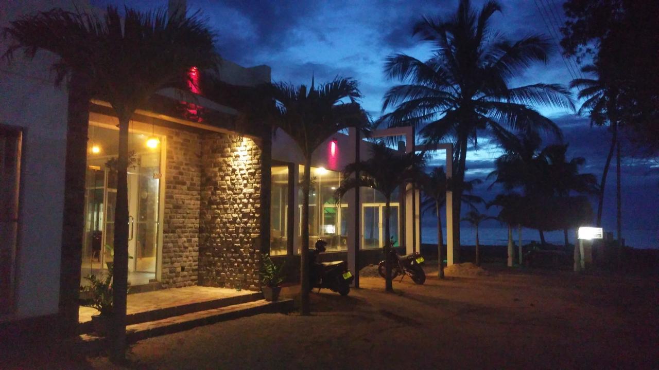 Saara Beach Hotel Marawila Dış mekan fotoğraf