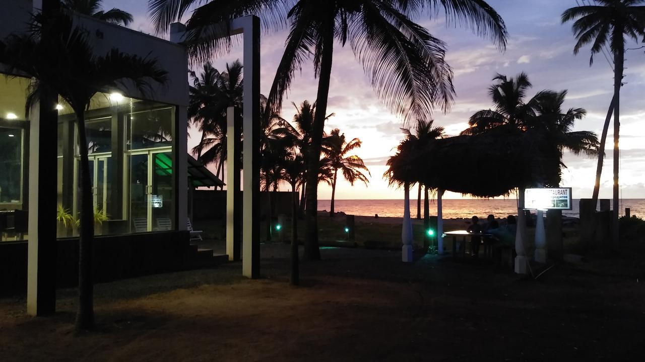 Saara Beach Hotel Marawila Dış mekan fotoğraf